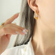 1 par de pendientes de perlas artificiales con incrustaciones de acero de titanio en forma de U de estilo Simple