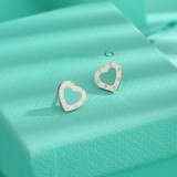 1 par de pendientes de acero de titanio chapados en forma de corazón de estilo Simple