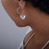 1 par de pendientes de perlas con diamantes de imitación de acero y titanio con incrustaciones de flores en forma de corazón de estilo Simple