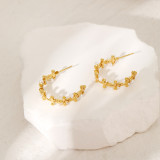 1 par de aretes chapados en oro de 18 quilates de acero inoxidable con revestimiento de perlas en forma de C de estilo sencillo e informal