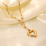 El chapado de acero inoxidable en forma de corazón de estilo simple informal ahueca hacia fuera el collar colgante chapado en oro de 18 quilates