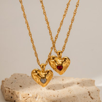 Collar con colgante chapado en oro de 18 quilates con circonita chapada en acero inoxidable con forma de corazón de estilo simple