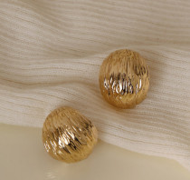 1 par de aretes chapados en oro de 18 quilates de acero de titanio con forma de C de estilo simple