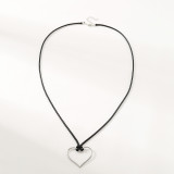 Estilo simple Estilo clásico Forma de corazón Aleación de acero inoxidable Cuerda de cuero Chapado en plata Collar con colgante
