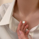 Collar con colgante de circonita y perlas artificiales con incrustaciones de acero y titanio en forma de corazón a la moda, 1 pieza