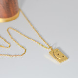 Cadena de clavícula con colgante rectangular de estrella de luna hueca chapada en oro de 14 quilates de acero inoxidable