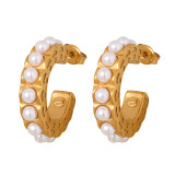 1 par de pendientes elegantes chapados en forma de C de estilo barroco con incrustaciones de acero de titanio y perlas artificiales chapados en oro de 18 quilates