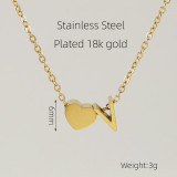 Collar con colgante chapado en oro de 18 quilates con forma de corazón y letras de estilo francés informal