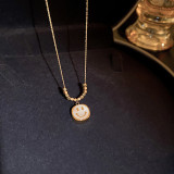 Collar chapado en oro de 18 quilates con incrustaciones de concha y acero de titanio con letras de estilo clásico básico