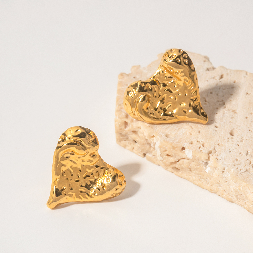 1 par de pendientes chapados en oro de 18 quilates con forma de corazón de estilo vintage