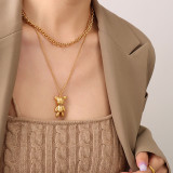 Cadena de clavícula chapada en acero de titanio con colgante de oso y letras de moda