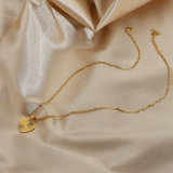 Collar de acero inoxidable con colgante retro simple en forma de corazón de oro de 18 quilates
