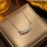 Collar chapado en oro de 18 quilates con perlas de agua dulce con incrustaciones de acero de titanio y cara sonriente de estilo simple
