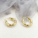 1 par de pendientes de aro chapados en oro y perlas con incrustaciones de Pulido de metales de acero inoxidable en forma de U elegantes