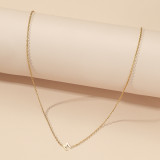 Collar chapado en oro de 18 quilates con revestimiento de pulido de acero titanio con letra de estilo simple