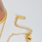 Cadena de clavícula con colgante rectangular de estrella de luna hueca chapada en oro de 14 quilates de acero inoxidable