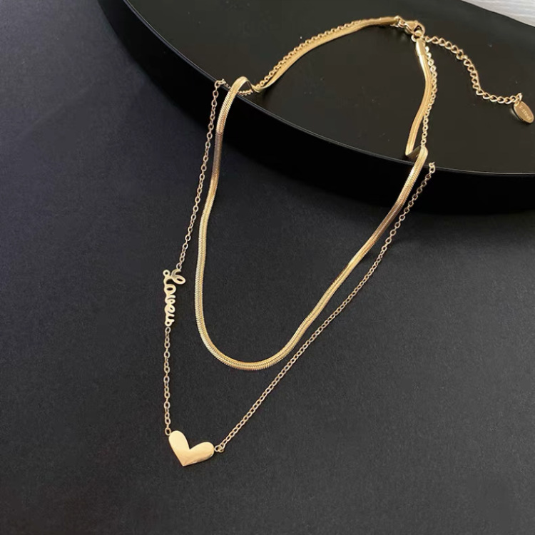 Collares acodados de revestimiento de acero de titanio con forma de corazón de estilo simple y dulce