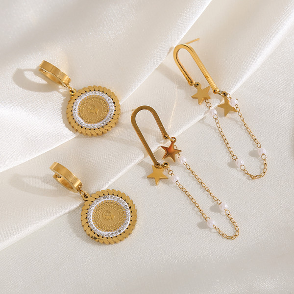 1 par de pendientes de gota chapados en oro con diamantes de imitación de acero y titanio tallado con retrato de ropa de calle nupcial Queen