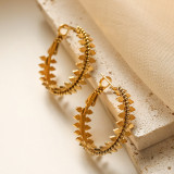 1 par de aretes de aro chapados en oro de 18 quilates de acero titanio con revestimiento de hojas de viaje de estilo simple