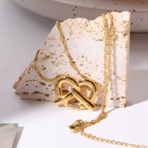 Collar con colgante chapado en oro de 18 quilates con incrustaciones de acero de titanio con forma de corazón irregular de estilo simple