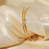 1 par de pendientes chapados en oro de 18 quilates con incrustaciones de acero inoxidable y acero de titanio con incrustaciones de chapado en forma de C estilo francés estilo IG estilo coreano