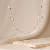 Collares en capas chapados en oro de 18 quilates con revestimiento de perlas de acero de titanio irregulares elegantes