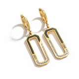 1 par de pendientes colgantes chapados en oro de 18 quilates con incrustaciones cuadradas de acero y titanio con circonita de estilo simple