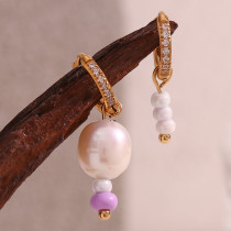 1 par de elegantes pendientes asimétricos chapados en perlas con incrustaciones de diamantes de imitación de acero inoxidable chapados en oro de 18 quilates