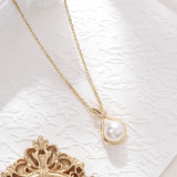 Collar con colgante chapado en oro de 18 quilates con incrustaciones de perlas artificiales geométricas de estilo simple y elegante