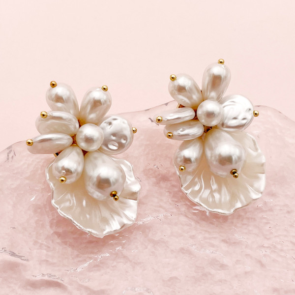 1 par de pendientes colgantes chapados en oro de concha de acero inoxidable con revestimiento de flores estilo británico