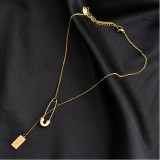 Collar de letra cuadrada con clip de papel simple, cadena de clavícula de acero de titanio a la moda