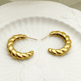 1 par de aretes chapados en oro de acero inoxidable chapados en color sólido con forma de C de viaje de estilo simple