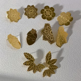 1 par de pendientes chapados en oro de 18 quilates con diseño de hojas y flores de estilo dulce y sencillo