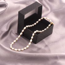 Collar de chapado con cuentas de acero de titanio y perlas de agua dulce de color sólido para mujer