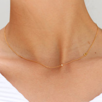 Collar chapado en oro de 18 quilates con circonita y revestimiento de acero de titanio con letras de estilo simple