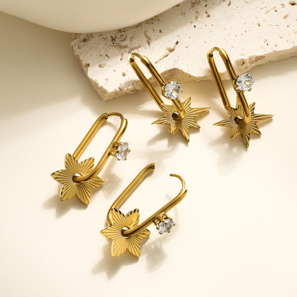 1 par de pendientes de aro chapados en oro de 18 quilates con incrustaciones de flores y estrellas de estilo sencillo