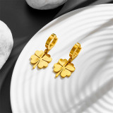 1 par de pendientes chapados en oro de acero de titanio con forma de corazón de estilo simple