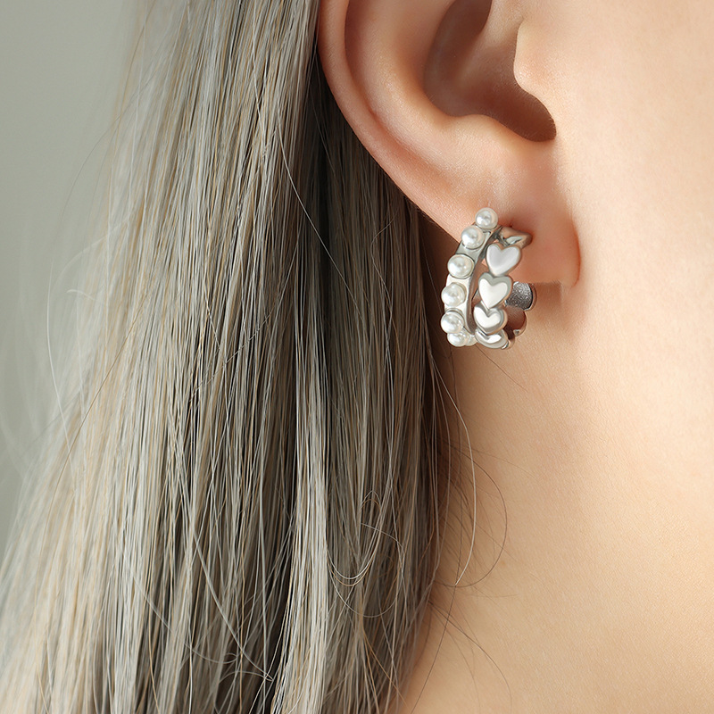 1 par de pendientes de perlas artificiales con incrustaciones de acero de titanio con forma de corazón en forma de C de estilo Simple