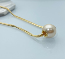 Collar chapado en oro de 18 quilates con revestimiento de acero de titanio y perlas de imitación de color sólido y estilo simple y elegante