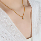 Elegante collar redondo con colgante chapado en oro de 18 quilates con incrustaciones de acero de titanio y piedra natural