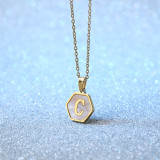 Collar de concha con incrustaciones de acero inoxidable con letra hexagonal de estilo simple 1 pieza