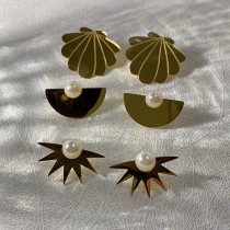 1 par de pendientes elegantes de acero y titanio con perlas de imitación chapadas en semicírculo