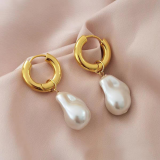 1 par de pendientes colgantes chapados en oro y perlas de agua dulce de acero inoxidable con revestimiento irregular