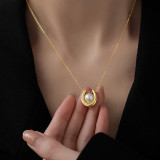 Collar con colgante chapado en oro de diamantes de imitación con incrustaciones de acero de titanio redondo de estilo simple