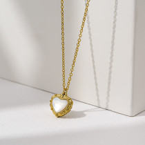 Collar con colgante chapado en oro de 18 quilates con incrustaciones de acero de titanio en forma de corazón de estilo simple