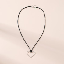 Estilo simple Estilo clásico Forma de corazón Aleación de acero inoxidable Cuerda de cuero Chapado en plata Collar con colgante