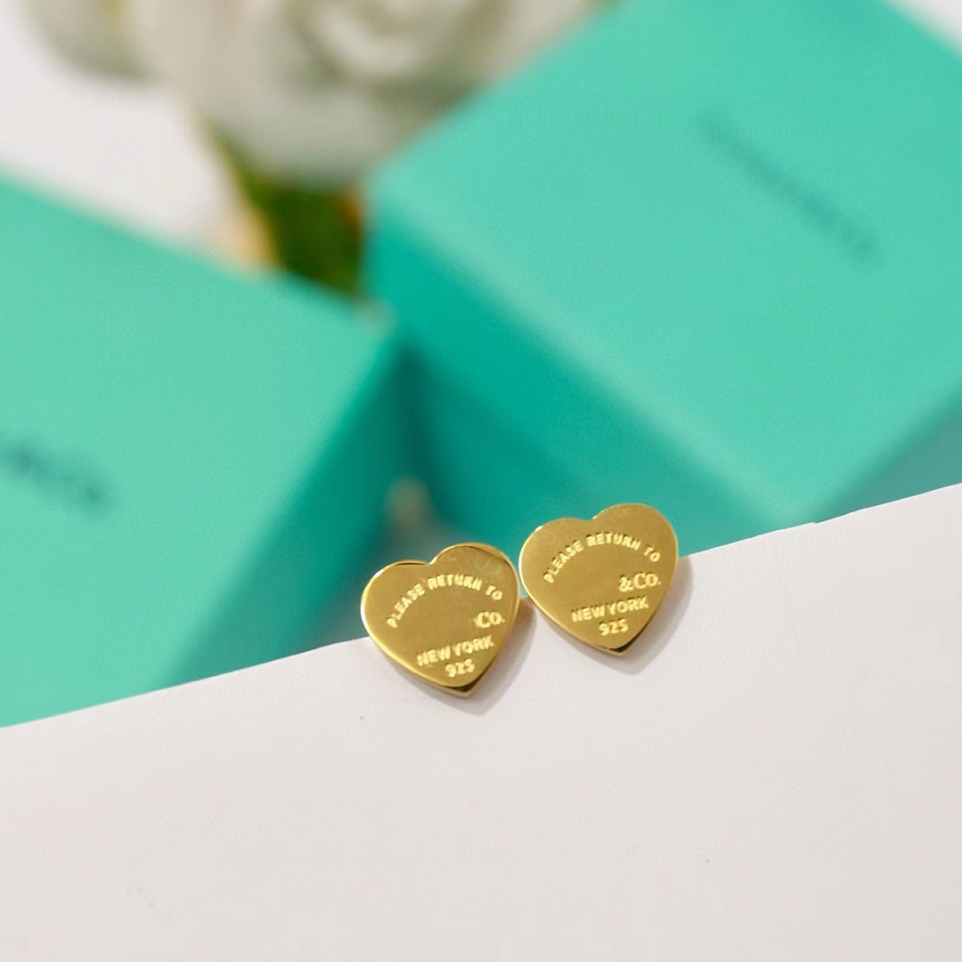 1 par de pendientes de acero con forma de corazón y letras de viaje de estilo sencillo
