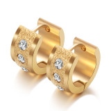 Pendientes redondos huecos tachonados con diamantes esmerilados chapados en oro de 18 quilates de acero inoxidable de estilo simple