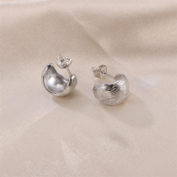 1 par de aretes de acero inoxidable con forma de C, color sólido, estilo simple