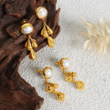 1 par de elegantes pendientes redondos chapados en titanio con incrustaciones de acero y perlas artificiales chapados en oro de 18 quilates